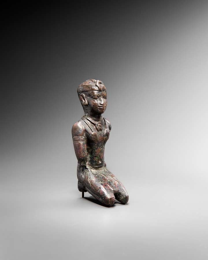 Statuette representing a black Pharaoh in a kneeling position
